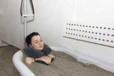 Los baños de lodo en un sanatorio médico alivian la inflamación y aceleran la regeneración tisular en la osteocondrosis torácica