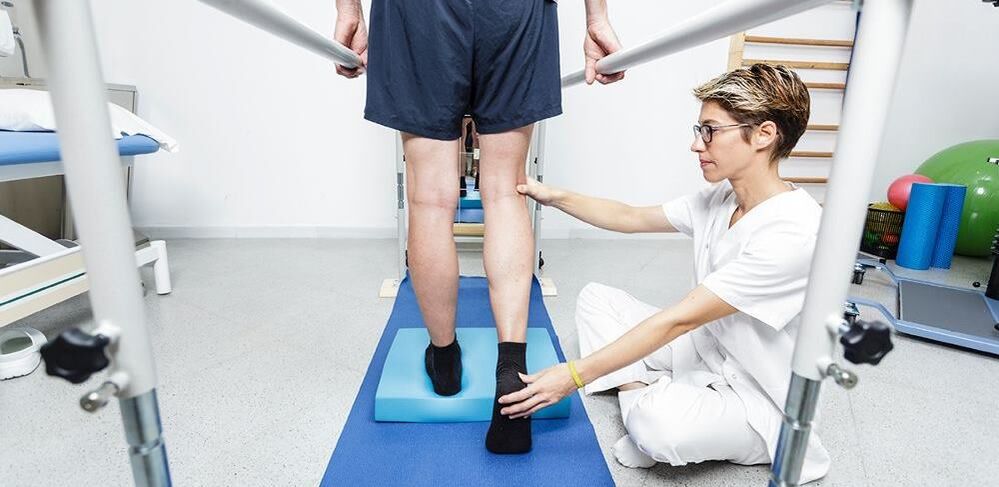 Fisioterapeuta que enseña a pacientes con osteoartritis de rodilla