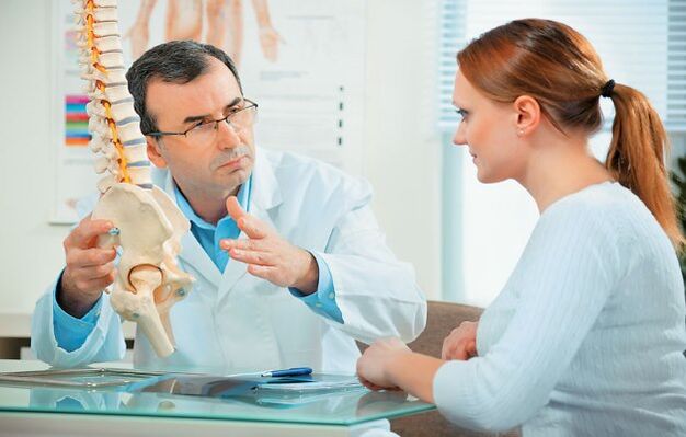 El médico elegirá el tratamiento adecuado para tratar la osteocondrosis cervical en una mujer. 
