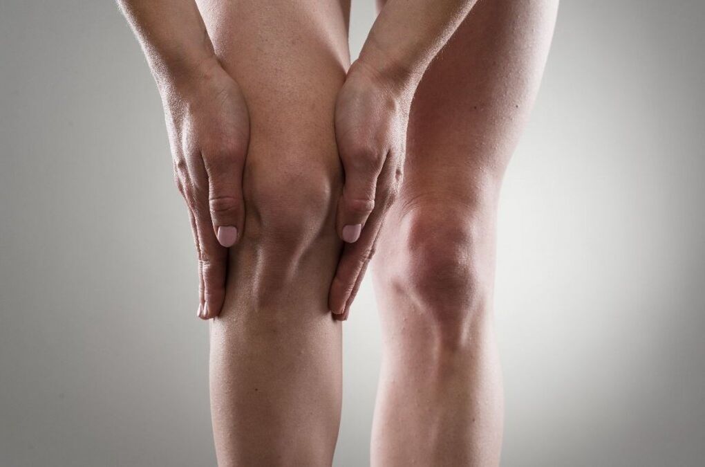 El primer síntoma de la osteoartritis de rodilla es el dolor de rodilla. 